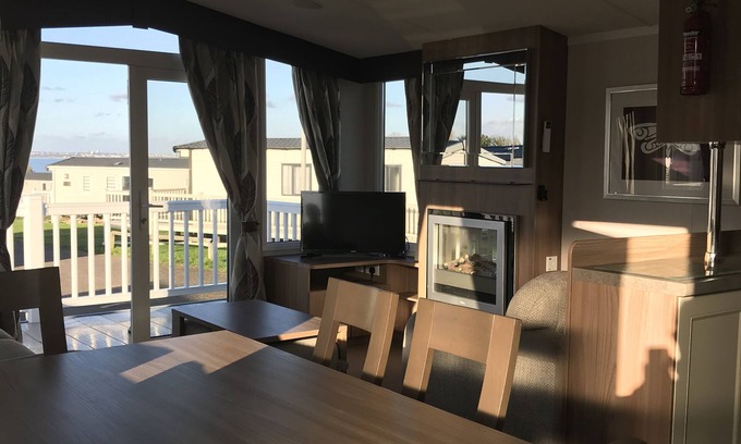 Isle of Grain Cabin | Cosy retreat situated near the Estuary