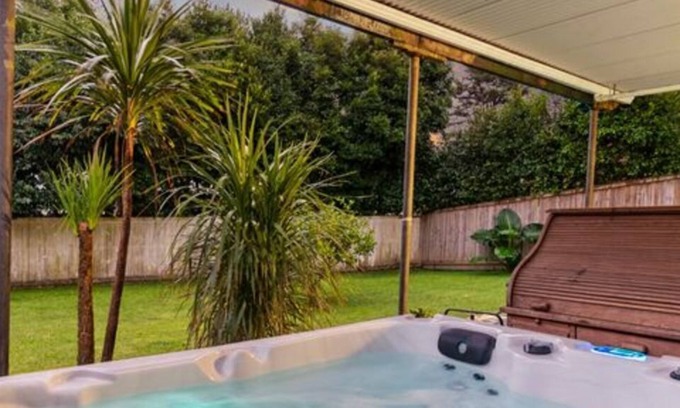 Titirangi House | Cosy + Romantic + Private