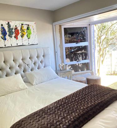 Benoni Apartment | Cosy Room steps from the lake