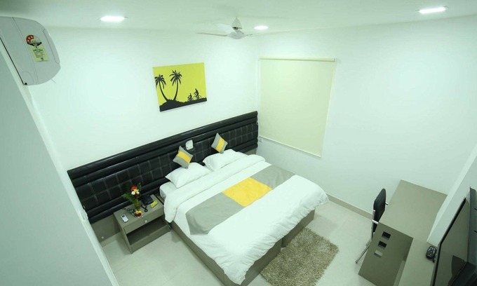 Madhapur House | Cosy Room With Private Bath And Work Desk