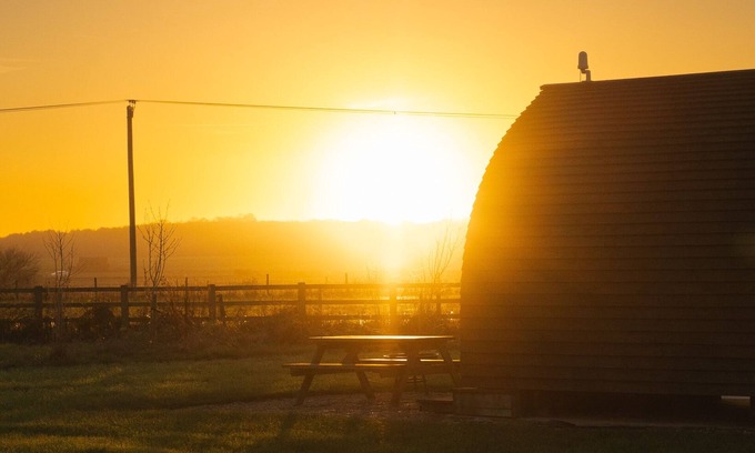 Grantham Cabin | Cosy Rural Cabin with Wood Fired Hot Tub