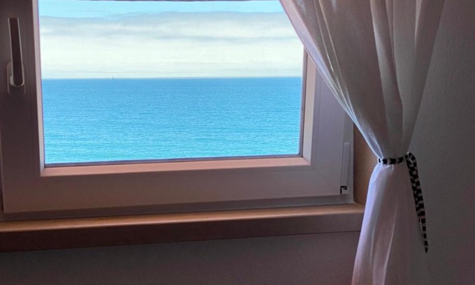 Praia das Macas House | Cosy Seafront Villa With Superb View