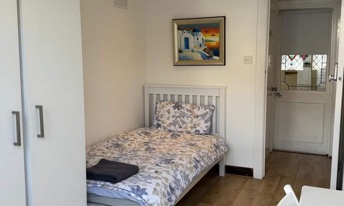 Plaistow South House | Cosy Single Room 1+Patio view,Mins to Underground, Close to Heart of London