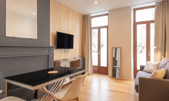 Bagneres-de-Bigorre Apartment | Cosy Stay in Bagnères – Renovated Studio Bastan, Balcony, Ultra-Fast Wi-Fi, Near Thermal Baths
