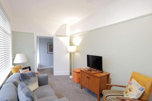 Tenterfield House | Cosy Sun-Filled Cottage