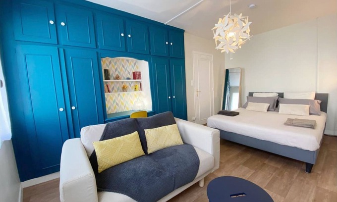 Chateau-Renault Apartment | ★ Cosy T1 ☆ Close to shops and main roads ★