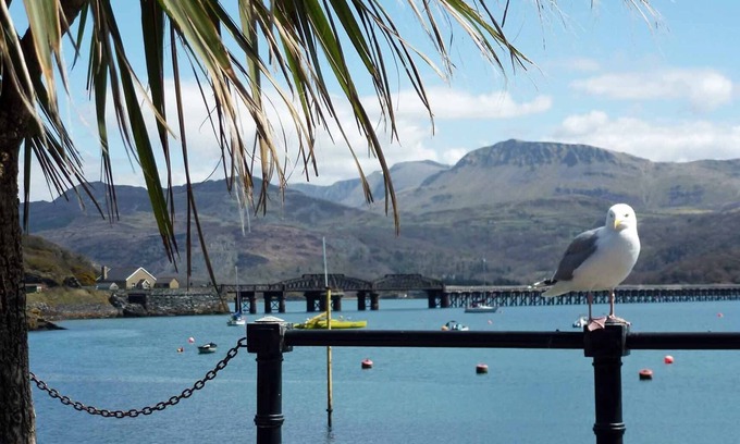 Barmouth Apartment | Cosy top-floor apartment with panoramic views and shared terrace.