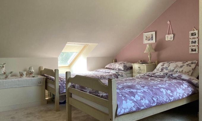Faversham House | Cosy twin room with private bathroom