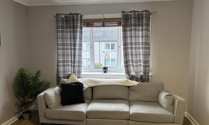 Livingston House | Cosy Up Dated House in Livingston