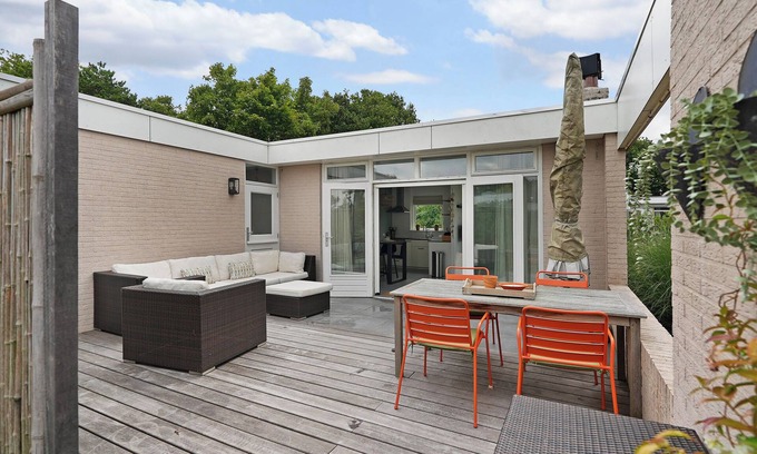 Ouddorp House | Cosy vacation home in Alexanderpark, with a sunny terrace and lots of privacy, close to the beach and the town center.