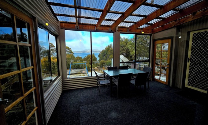 Doctors Point Cabin | Cosy water view cabin in amongst the pristene wilderness of Central Highlands