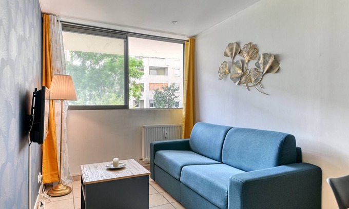 Zola - Pressense Apartment | Cosy, well-located apartment in Gratte-Ciel