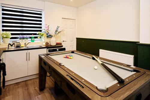 Wyken House | CosyHome 900Mbps Wi-Fi Workspace Near Coventry City Centre sleeps 8 Free Parking Pool Table and Games
