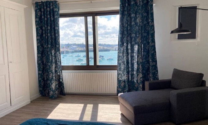 Manche Apartment | Coté Port - Vue Imprenable sur L'avant Port de Pêche de Granville