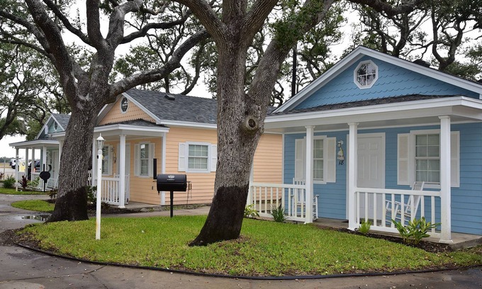 Fulton House | Cottage 07 at D&R Pelican Bay Resort - Pet Friendly