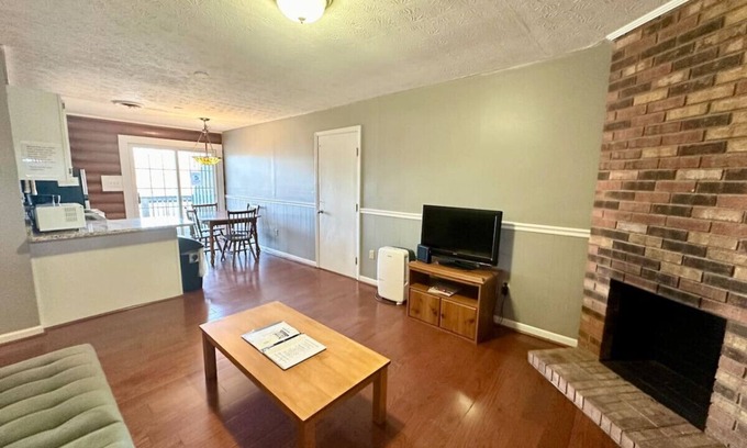 Nancy Cabin | Cottage 10- Lee’s Ford Marina