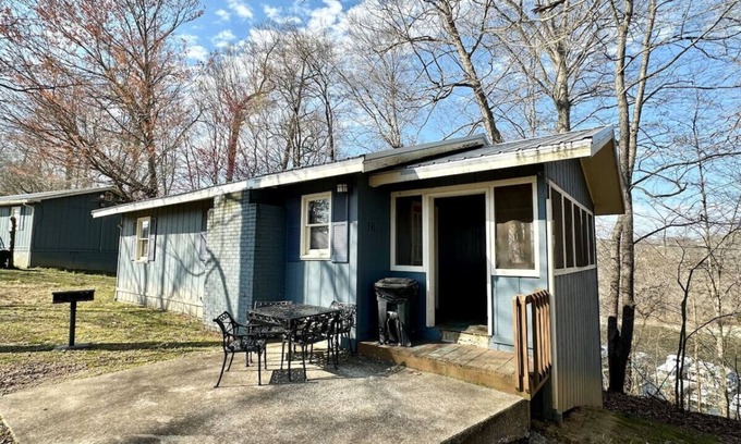 Nancy Cabin | Cottage 16- Lee’s Ford Marina