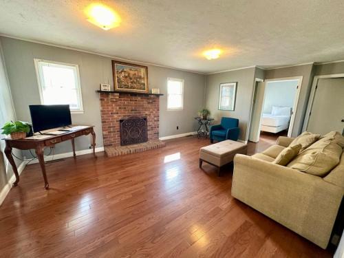 Nancy House | Cottage 16 Lees Ford Marina