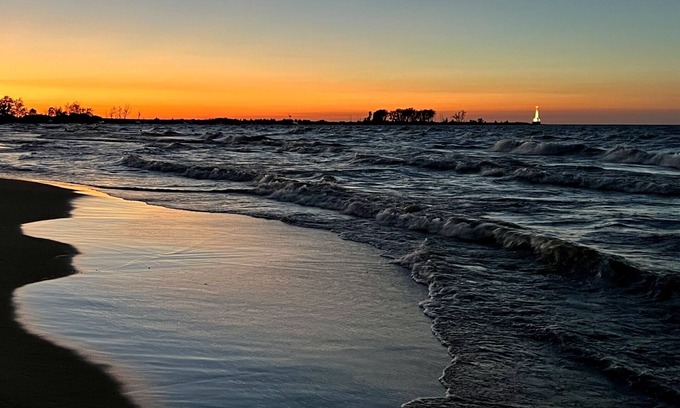 Huron House | Cottage 300 steps from a private beach & minutes from Cedar Point & Sportsforce