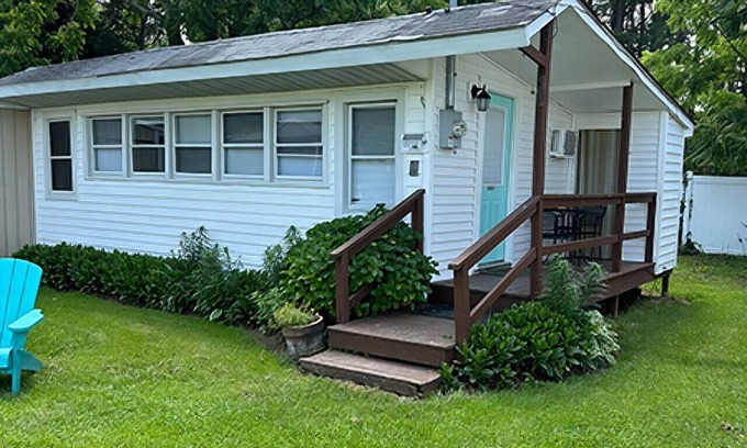 St. Michaels Cottage | Cottage #4 Chesapeake Blue down the drive way.