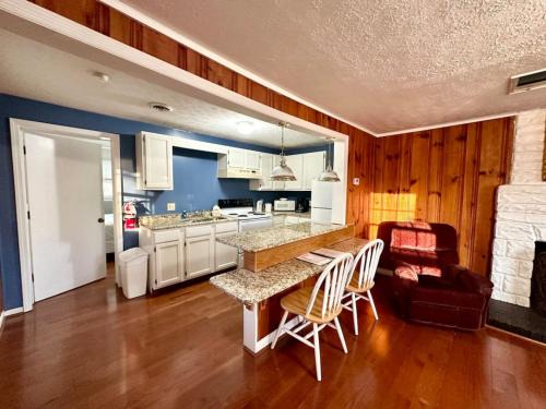 Nancy House | Cottage 4- Lees Ford Marina