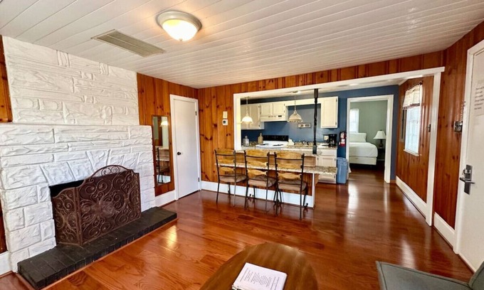 Nancy Cabin | Cottage 7- Lee’s Ford Marina