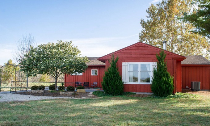 De Soto Cottage | Cottage at Cedar Valley Forest - 60 acres of gorgeous Kansas scenery!