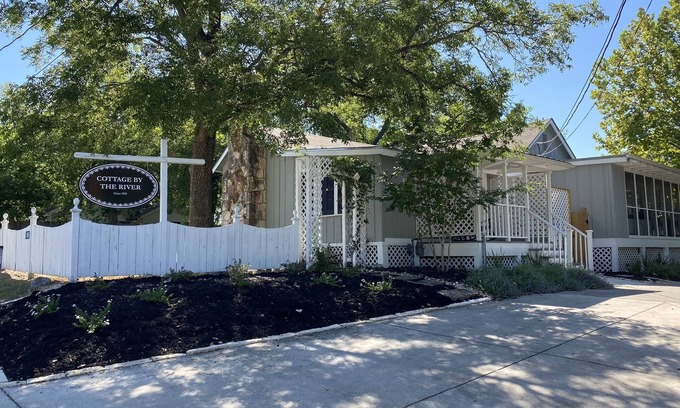 Kerrville Cottage | Cottage by the River - Sunday Suite