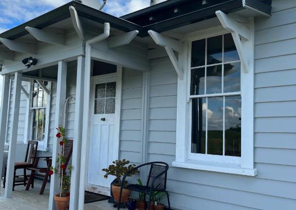 Raglan House | Cottage by the Sea