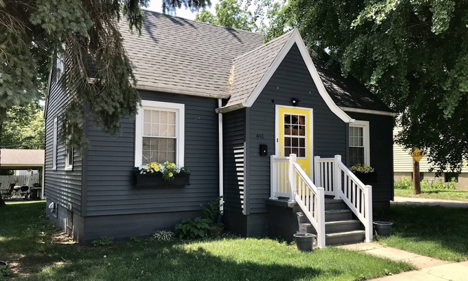 La Salle House | Cottage Charm, 3 Bedrooms - 10 Minutes to Starved Rock!