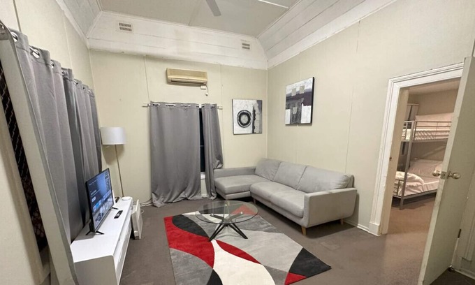 South Grafton House | Cottage Charm with Nearby Shopping