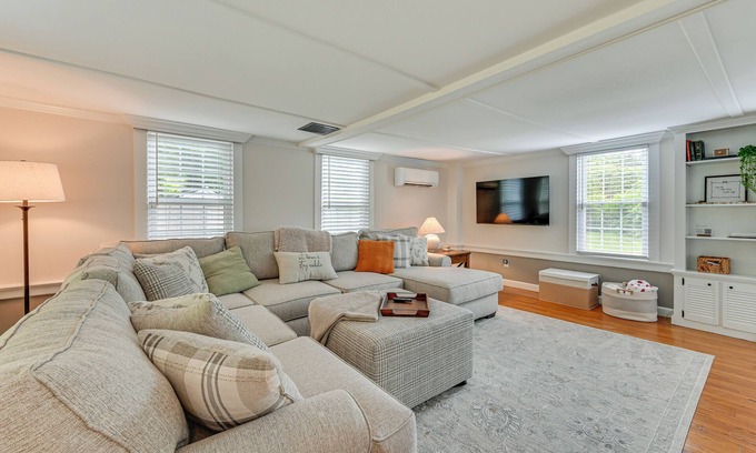 East Haddam House | Cottage-Chic Retreat < 1 Mi to Connecticut River!