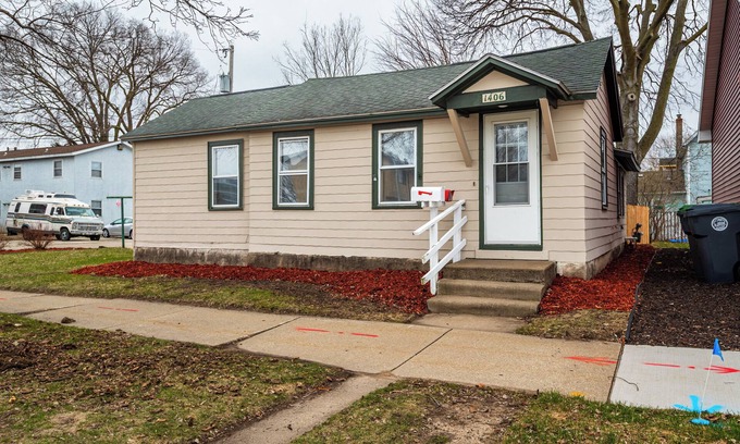 La Crosse Cottage | Cottage close to Oktoberfest action and Fest grounds!