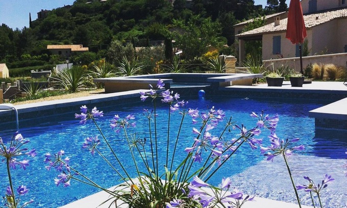 Crillon-le-Brave Cottage | COTTAGE Color LAVENDER
