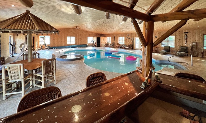 Stirling Cottage | Cottage Getaway with Indoor Pool