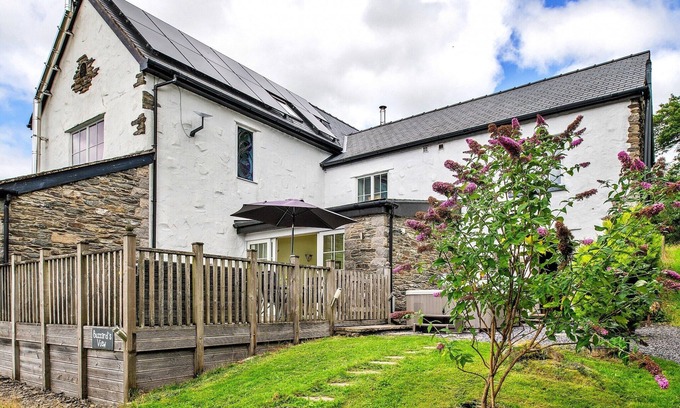 Eglwysbach House | Cottage in Conwy with Hot Tub & Mountain Views