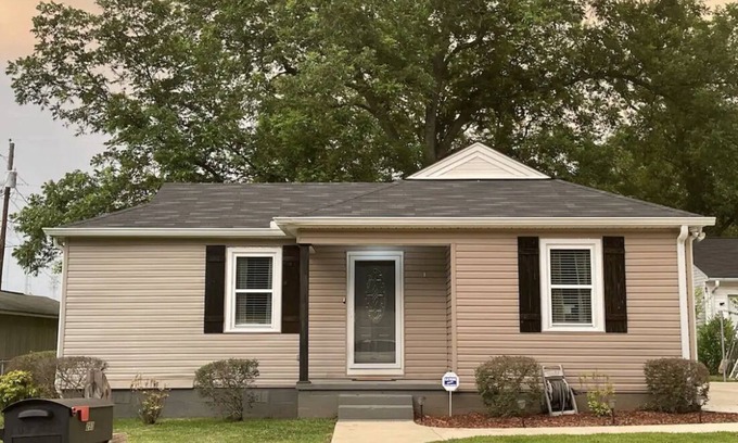 Northport House | Cottage in historic downtown Northport located just mins from the UA