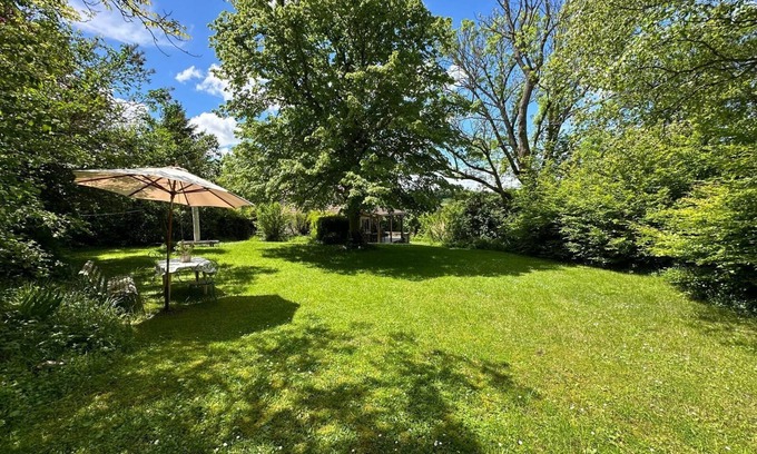 Montaigu-le-Blin Cottage | Cottage in Montaigu le Blin