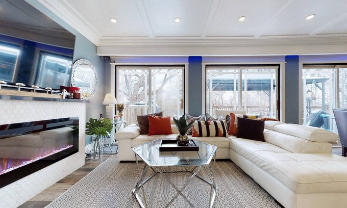 Toronto House | COTTAGE IN THE CITY WITH RAVINE & PARK!