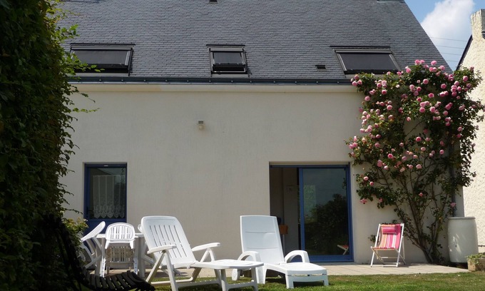 Ferel House | Cottage labeled 3 stars between sea and countryside