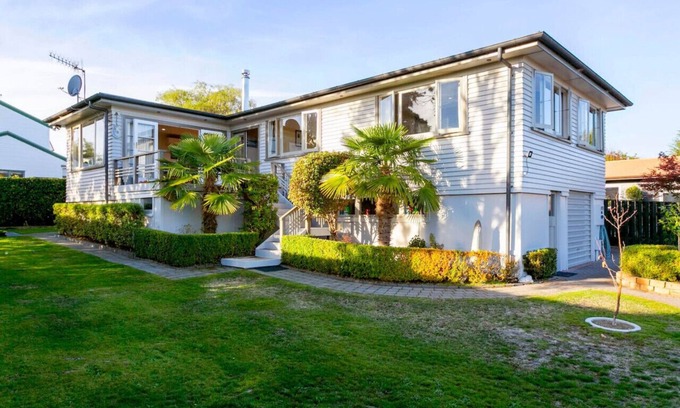 Taupo House | Cottage Lane - Central with Lake Views