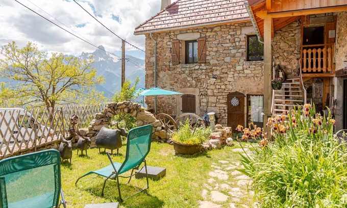 Les Cotes de Corps House | Cottage 'Le P'tit' with Lake View, Private Terrace and Wi-Fi