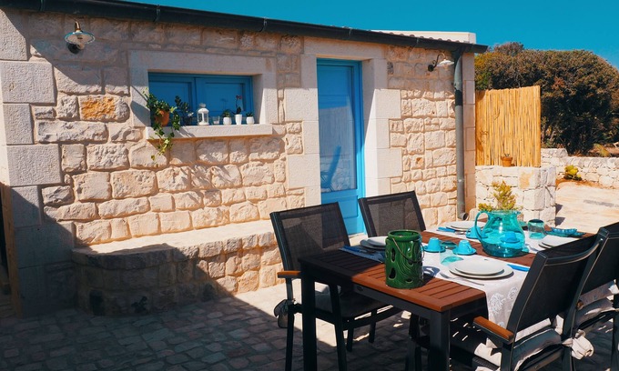 Scicli House | Cottage nestled in the Mediterranean bush a stone's throw from the sea