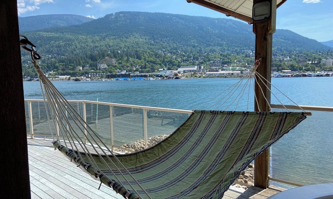 Nelson Cottage | Cottage on a private sandy beach with a gorgeous view of the city of Nelson.