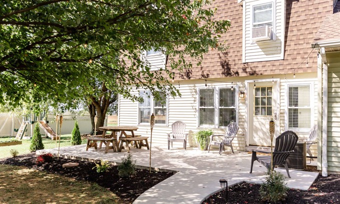 Leola Apartment | Cottage on Center Square/Next To One-Room Amish Schoolhouse