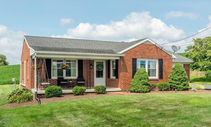 Goodville House | Cottage On Main-cozy 3/1.5 near Shady Maple