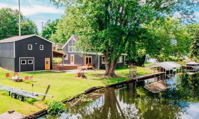 Brooklyn House | Cottage on the Canal | Lake Access| Kayak & SUP
