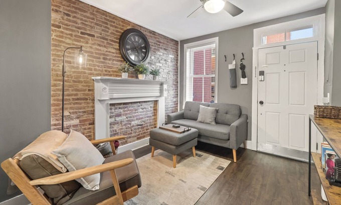 Downtown House | Cottage on the Creek - Cozy 2BR Rowhome in the Center of Downtown