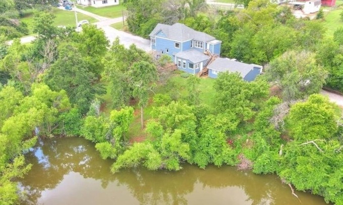 Guthrie Cottage | COTTAGE ON THE POND / PETS + RV HOOKUP