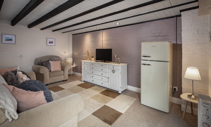 Lytham St. Anne's Cottage | Cottage - Sleeps4 - PetFriendly - Garden - ByBeach